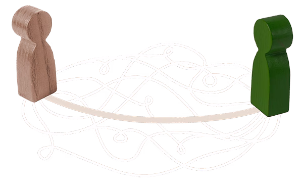 2 Spielfiguren symbolisch für 2 Menschen treten auf verschiedenen kurzen und langen Wegen in Kommunikation. Link zu Familiensystemisches Coaching